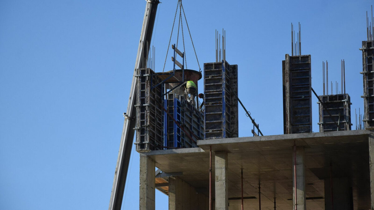     В Дзержинском районе Волгограда в ходе возведения школы-тысячника на улице Шекснинской обрушилось межэтажное перекрытие при заливке бетоном. О происшествии на стройке сообщили пользователи соцсетей.