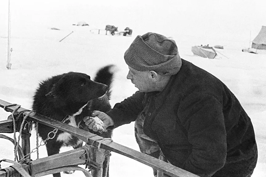Иван Папанин со своим псом по кличке Веселый. Фото: ТАСС