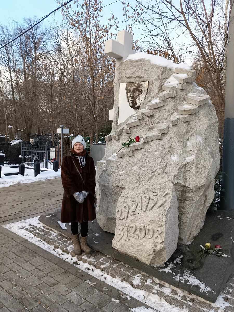 Здесь похоронен Александр Абдулов.