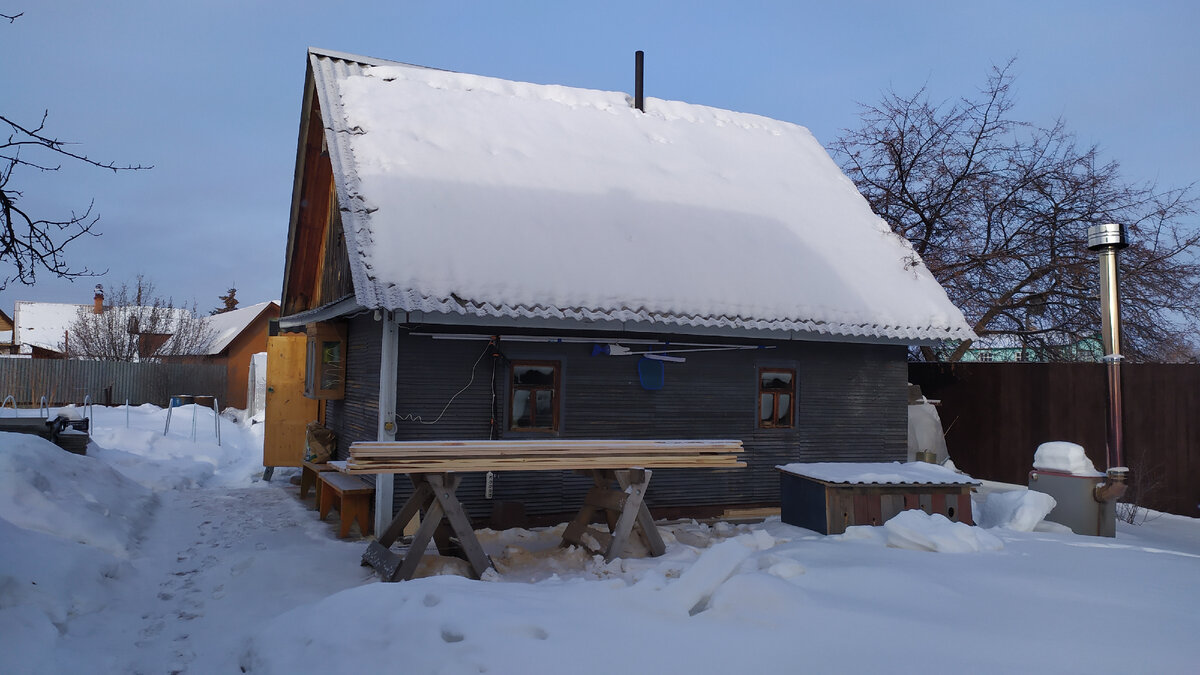 Баня, внутри которой расположена подсобка