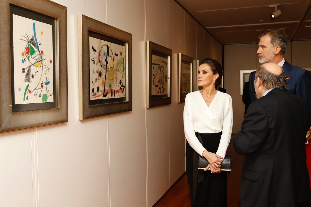     Белый верх, черный низ: королева Летиция показывает безупречный наряд для офиса