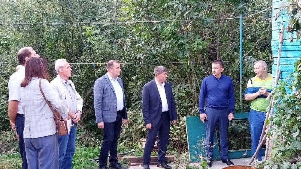     25 сентября утром в Курске сработала система ПВО — уничтожены два беспилотника. По информации мэра областного центра Игоря Куцака, после атаки БПЛА выявили повреждения в 15 домовладениях. Повреждена крыша административного здания и многоэтажки.