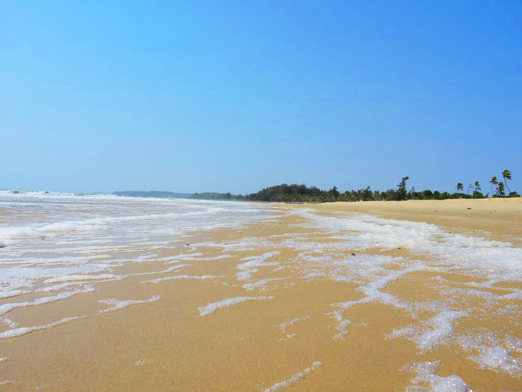 Песок хрустит под ногами прям как снег.