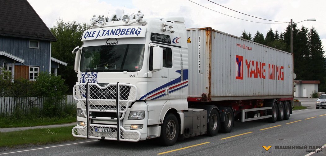 02. Это норвежский контейнеровоз 6х4. Двигатель — максимально мощный в гамме, 680-сильный, а полная масса — 44 т. Три оси у тягача и кенгурятник — отнюдь не излишества. В Норвегии полно горных перевалов и всякого зверья на дорогах.

