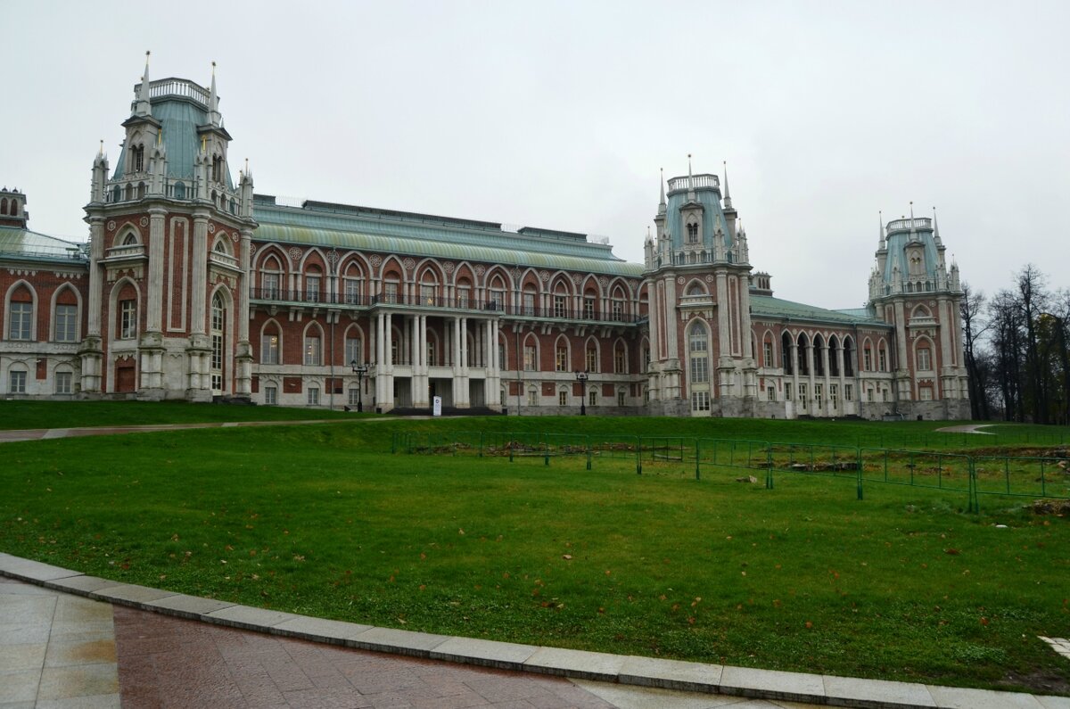 Прежде всего, впечатляет Большой дворец. Наверное, самая внушительная постройка в Царицыно, которая символично разделяет территорию усадьбы пополам. Дворец стоит на высокой точке. Во многом из-за этого, как мне кажется, и доминирует.

