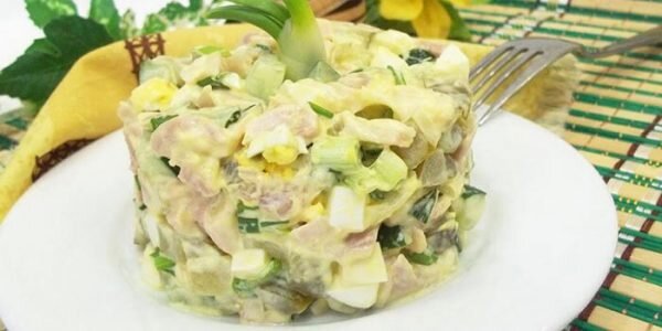 Салат с ананасом, курицей и огурцом