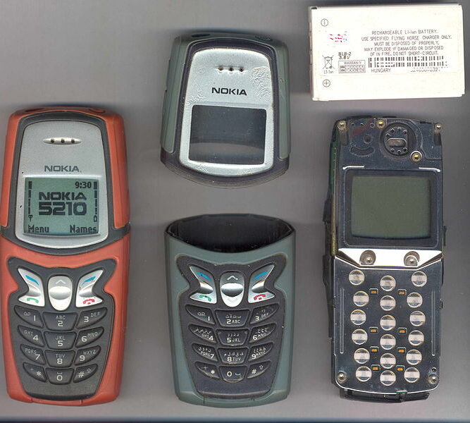 Nokia 5210 - конкурент легендарного Мессера (Siemens ME45). Сегодня наличие пыле-влагозащиты IP67 является чем-то само-собой разумеющимся. А 15 лет назад такой аппарат был прерогативой лишь зажиточных экстремалов. Компас, фонарик, и резиновый корпус, защищающий от влаги. И все это в 2002 году!