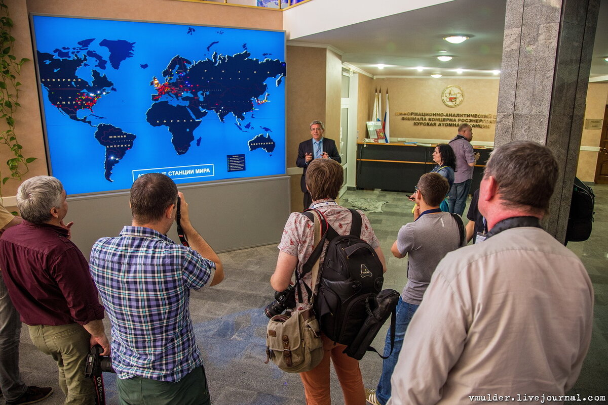 Встречайте - наш замечательный сопровождающий Суздалев Алексей Алексеевич, заместитель начальника УИОС Курской АЭС. Перед нами карта атомных станций всего мира. Всего в мире насчитывается 192 АЭС, расположенные в 31 одной стране мира, в России их насчитывается 10, на которых эксплуатируется 35 энергоблоков общей мощностью 25 443 МВт, из них 18 реакторов с водой под давлением — 12 ВВЭР-1000, 6 ВВЭР-440; 15 канальных кипящих реакторов — 11 РБМК-1000 и 4 ЭГП-6; 2 реактора на быстрых нейтронах — БН-600 и БН-800.

Фото 2. 
