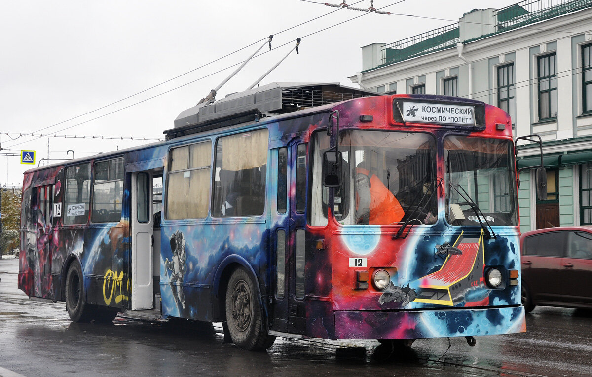  Вчера в субботу, 15 октября, от остановки у Омского академического театра драмы в путь отправился «космический» троллейбус по городскому маршруту № 3. Автором дизайн-проекта стал Никита Абрамов — победитель конкурса эскизов «Космический троллейбус». А инициатором проекта стали Михаил и Юрий Романовские youra_r (общественное движение «Омичи за трамвай»). В Омске уже есть "Литературный трамвай", троллейбус и трамвай в городском оформлении, а также мульти-троллейбус.

