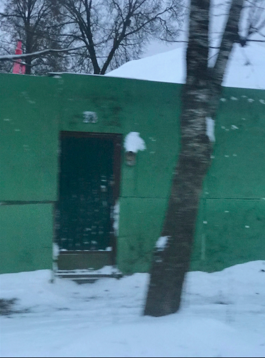 "Я часто ночую на кладбище, в бытовке. Совершенно не страшно, конечно. Могилы воспринимаешь совершенно нормально, обычная обстановка", — говорит Олег.