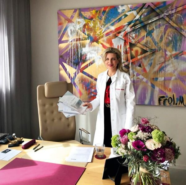 ЭММА МАЛИНИНА В ОФИСЕ СВОЕЙ КОМПАНИИ 1MEDCHECKUP.