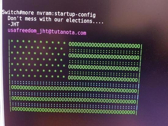 Такой "флаг" вывешивали хакеры при взломе. И подпись: "Не лезьте в наши выборы"