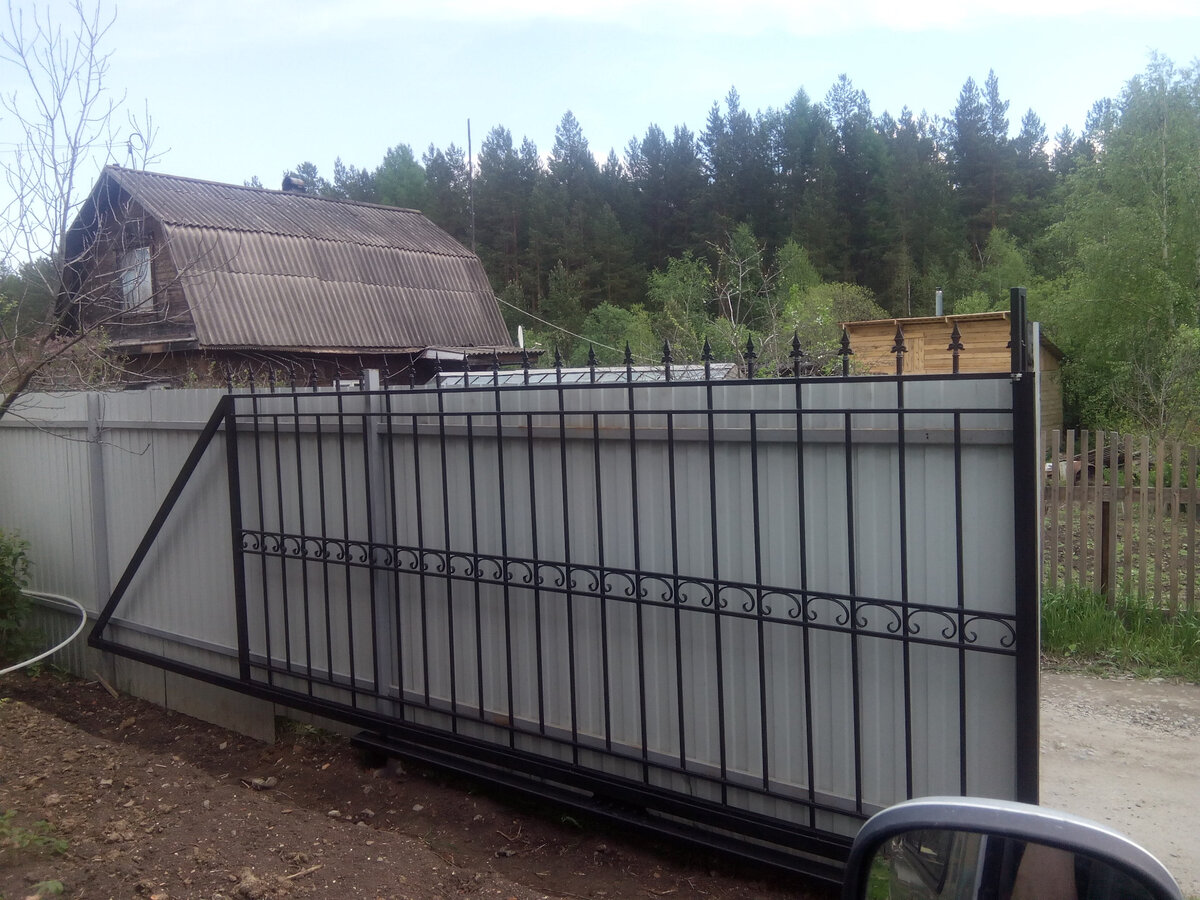 под столбы самого забора были пробурены бурки D 250мм и глубиной 1.7м, с шагом 3 метра. Залит бетон и вставлены в него металлические закладные на арматуре, для самих столбов.