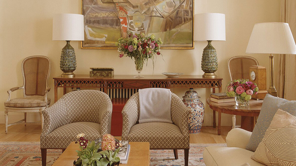 Декоративная покраска интерьера современной гостиной в теплых тонах.