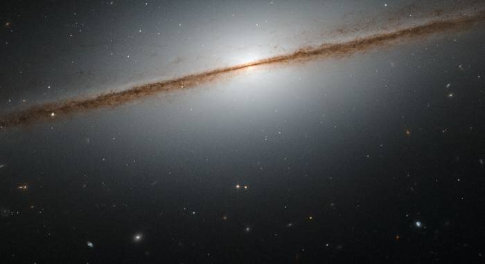 Галактика NGC 7814 - «Маленькая Сомбреро». Фото ESA/Hubble & NASA. Обработка Josh Barrington.
