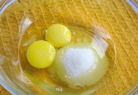 Шаг 1 Взбиваем яйца с сахаром и ванилином.