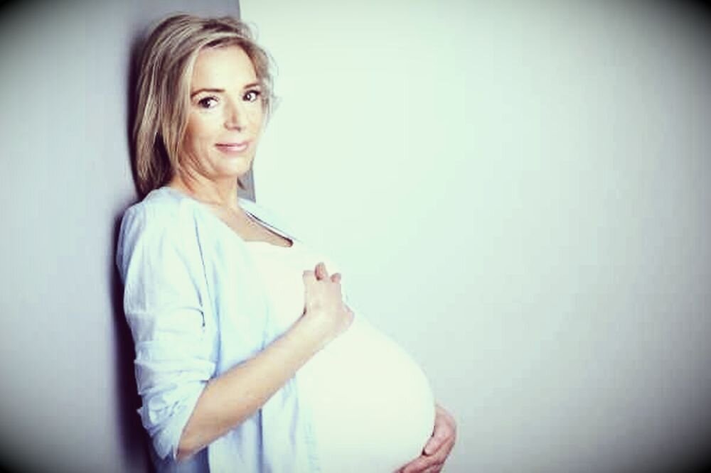 Женщина забеременела в 55. Беременность в 40 лет. Фото беременных актрис 2021. Фото актрис беременных в 5 раз.
