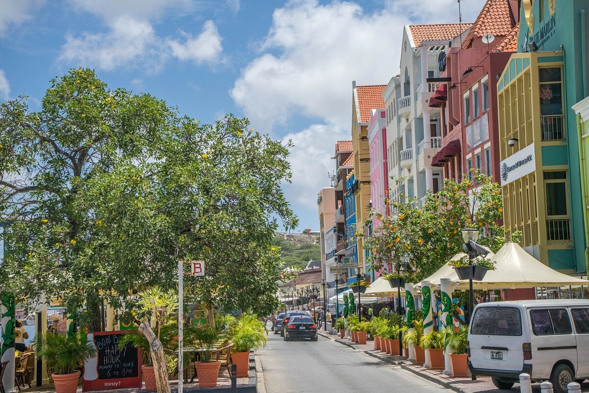 Виллемстад антильские острова. Виллемстад кюрасао. Caribbean city. Розо столица доминиканы. Кюрасао нидерландские антильские острова.