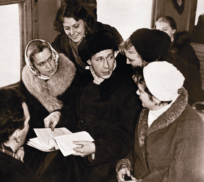 Лилия Толмачёва в первом ряду слева, рядом Олег Ефремов