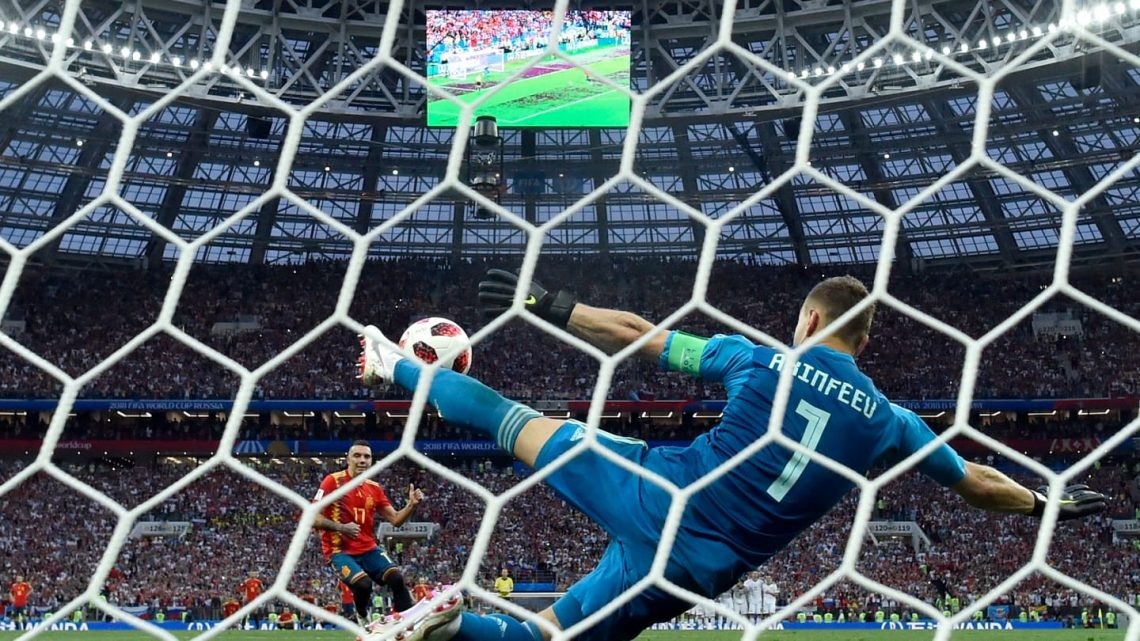 Игорь Акинфеев отбивает решающий мяч. Фото: официальный сайт ФИФА