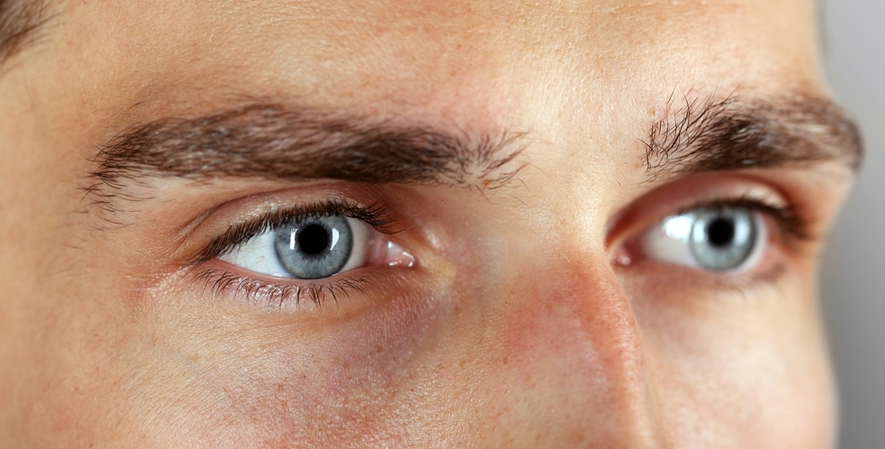Вдруг потемнело в глазах. Голубые глаза мужские. Серо-голубые глаза у мужчин. Серо голубые глаза мужские. Серо-голубой цвет глаз у мужчин.
