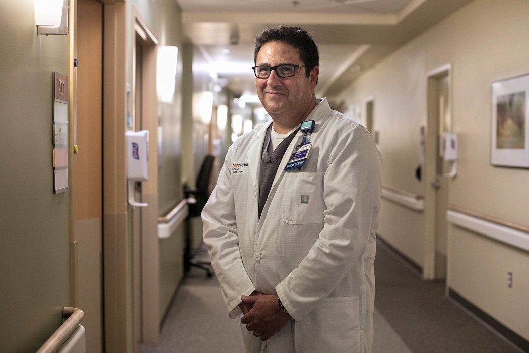 Хорхе Гитлер, 50 лет. Медбрат онкологии. Фото - NyTimes