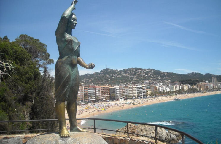 
«Дона маринера» стоит на Camino de Ronda недалеко от курорта Лорет-дель-мар