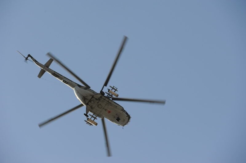 ВВС Китая направили шесть самолётов и 24 вертолёта на военные манёвры "Восток-2018" на полигон Цугол в Забайкальском крае, сообщают 11 сентября РИА Новости. «По данным российского Минобороны, винтокрылые машины китайских ВВС представлены шестью вертолётами Ми-171 которые были закуплены в России, девятью вертолётами Z-9 и девятью Z-19. Самолёты и вертолёты уже находятся на оперативных аэродромах российского Восточного военного округа», — говорится в сообщении.

Они будут задействованы в основном этапе розыгрыша совместных практических действий российских и китайских вооружённых сил, который пройдёт 13 сентября на полигоне.

Крупнейшие в российской истории учения «Восток-2018» продлятся с 11 по 17 сентября. В них задействуют 297 тысяч военных Армии России, 36 тысяч танков и бронированных машин, до 80 кораблей и судов. Впервые на такие масштабные манёвры приглашены военные из Китая — 3,5 тысячи человек.

На полигоне Цугол в Забайкальском крае силы Восточного военного округа ВС РФ и Народно-освободительной армии Китая выступят в союзе против двух армий Центрального военного округа в главной битве учений «Восток-2018»: в совместных действиях войск примут участие до 25 тысяч российских военнослужащих, более 7 тысяч единиц вооружения, военной и специальной техники, около 250 самолётов и вертолётов.