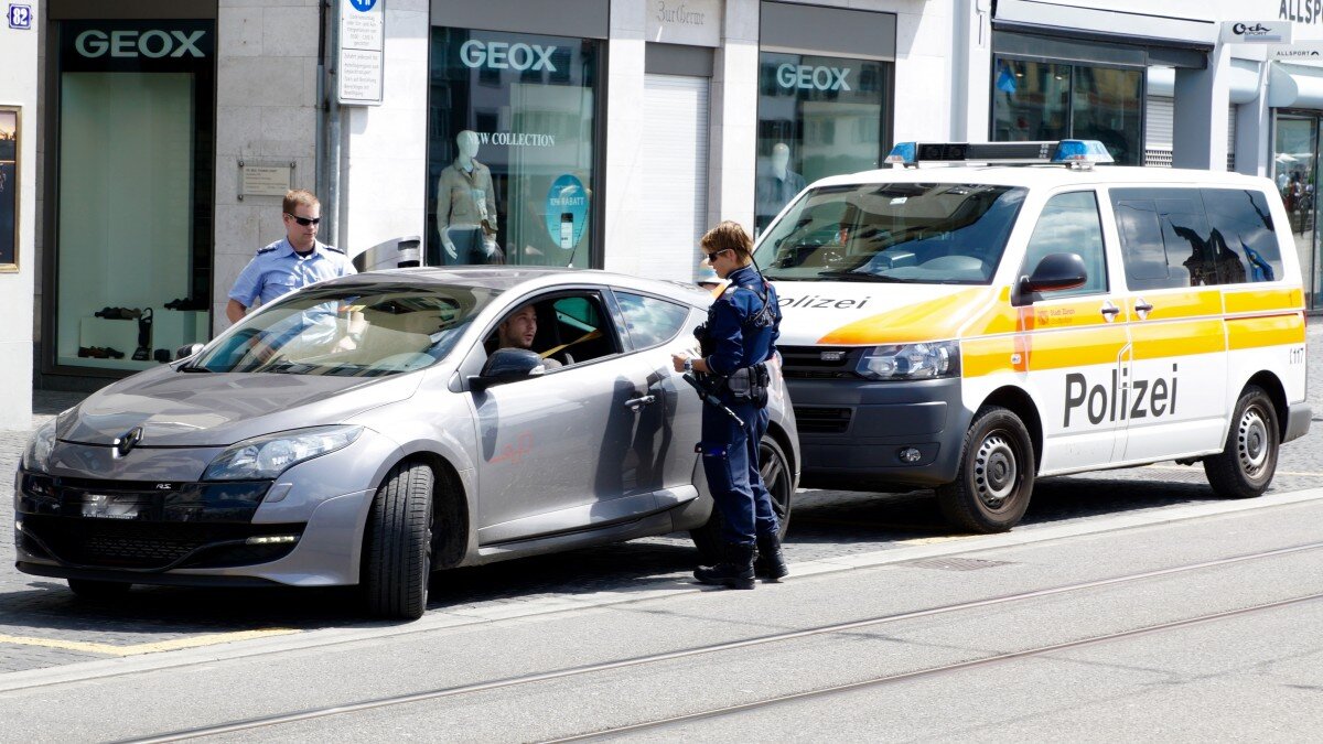 Мониторинг нарушений. Полицейский контроль. Traffic Police на машине. Инспектор ГИБДД. Police Control картинки.