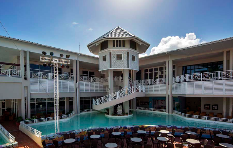 Только вернулись с Кубы. Отель шикарный!!! Год в него собирались, перед покупкой тура зашла отзывы почитать и чуть не передумала, но хорошо, что не поверила и все таки выбрала этот отель! Но запаситесь средствами от кусачих насекомых,в конце напишу о мошках на пляже которые мне подпортили впечатления о Кубе! Много путешествую и всегда выбираю лучшие отели, а Royalton Hicacos действительно лучший на Кубе!!! Приехали в 9 утра, нас угостили шампанским, дали прохладные влажные полотенца, на ресепшн нет рускоговорящих, но всегда есть поблизости батлер Джорж -высокий негр который замечательно говорит по русски и всегда готов помоч. На Кубе заселение после 4-х, но нам сказали, что постараются заселить раньше. Познакомили с нашим батлером(у каждого корпуса отеля есть свой батлер) она провела нас по отелю,все показала и рассказала,отель безумно красивый как будто на мальдивы приехали,везде мостики,водичка,все здания на сваях,а потом каждый день заходила и интересовалась все ли у нас хорошо и может что-то нужно,а еще писала милые записочки на русском. Заселили нас в 11 в 8-й корпус,посмотрели на карту отеля и нам не понравилось, что номер у дороги, батлер сказала, что завтра нас без проблем переселят если мы не передумаем. Номера большие, красивые, халаты, тапочки, набор для ванны. Дорога за окном оказалась не трасса,а просто дорога к отелю, по которой машины и не ездят, менять номер не стали. Чтобы поменяли полотенца их надо кинуть на пол, тоже самое и с постельным бельем,такое правило у отеля! Интернет есть в лоби, у бассейна, в ресторане. Покупали карточки за 1 кук на ресепшн или в обменнике и час можно пользоваться интернетом. Интернет нормальный, сторисы грузились замечательно) Я каждую минуту любовалась нашим отелем, такой он веселенький, разноцветный, красивый!!! Лучше еды чем в этом отеле я не встречала. Креветки,красная рыба и куча всяких ракушек всегда,лобстеры через день, соки свежие стоят утром в итальянском отделе, но я всегда просила сделать мне сок из манго у мужичка в центре где сладости, фруктов море, мороженое есть и в ресторане, но на первом этаже целый магазин,конечно бесплатно. Что не умеют кубинцы делать, так это ролы, вот они были ужасные))) Выпечка ну прям очень вкусная,хотя обычно я отельские пирожные не ем, но тут я не могла остановиться, итог + 4 кг за 10 дней) Анимация супер!!! Такой анимация не было еще ни где,даже в Турции))) Целыми днями какие-то развлекухи: иога,танцы,игры различные,водная гимнастика,танцы в океане,представления,шоу,конкурсы с призами. Каждый день в лоби играет живая музыка. Скучать некогда! Пляж красивый, чистый, длинный и как говорят кубинцы самый красивый в Варадеро, на пляже есть ресторан, где в обед жарят на гриле очень вкусную рыбку. Зонтики на ночь собирают, утром когда вы ложитесь на лежаки вам тут же приносят зонт и вкапывают. Весь день по пляжу курсирует официант и приносит напитки. НО есть огромный минус Кубы, а именно пляжа! В песке живут песочные блохи или мошки их по разному называют, когда нет солнца утром, вечером или в пасмурную погоду они 1. На вторрй день приезда мы пошли встречать рассвет и они меня сожрали,( до этого отдыхала 2 раза в Доминикане и почти кажлый деньвстречали рассвет, там этих тварие нет) кусают он не больно,поэтому я не чувствовала,укусы проявляются через сутки, утром на след-й день я проснулась ночью от невыносимого зуда,посмотрела я вся была в волдырях , подумала аллергия пошли в аптеку там сказали,что это укусы и от этого ужасного зуда нет лекарств! А их было штук 200!!! Мужа не покусали, либо он не такой чувствительный как я. Что я только не делала и в кипятке лежала, и в море раздирала укусы, и водкой протирала(это мне посоветовала девушка которую тоже покусали) зуд не проходил. Чесаться я перестала только через 3 недели уже в России,осталось много шрамов,напоминание о Кубе. Так что запасайтесь кремами,спреями,фумитоксами,так как комаров тоже тьма и в номере тоже и не ходите на пляж когда нет солнца! На экскурсии ездили с местными,заказали ретро машину с водителем и гидим кубинцем, который хорошо говорил по русски зма 150 кук,съездили в Гавану и вторая екскурсия тоже за 150 кук на Карибы,очень советую именно так ездить на экскурсии,а не толпой в автобусе! Цена практически такая же,что и от тур оператора 50 человек в автобусе по их магазинам или вдвоем спокойно прокатиться,прогуляться с гидом по самым красивым местам. Будут вопросы пишите,отвечу,дам контакты гидов ) Кстати встретили там мужчину из России,зовут Андрей,он 23 раз на Кубе и сказал,что объехал все хорошие отели,но теперь отдыхает только в этом,так как это самый лучший отель.