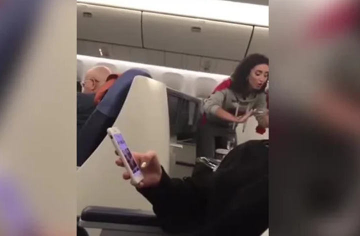 Ранее Ольга Бузова опубликова Бренд своей одежды на своем Инстаграмме в кожанной куртке и подписав "Вторая После Путина"