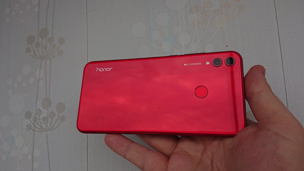 Honor 8X тяжело сфотографировать, потому что он блестит и переливается на свету