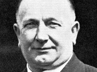 Тренер «Арсенала» Герберт Чепмен, впервые предложил миру новую тактическую схему которую назвали «дубль-вэ». Она оказалась настолько удачной и прогрессивной для своего времени, что уже через несколько лет по ней пытались играть сильнейшие клубы планеты.
