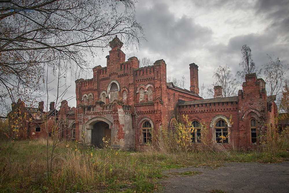 Графиня конный клуб чехов. Замок марии воейковой лопандино. Усадьба помещика 19 век. Деревня графиня. Заброшенный замок усадьба строганова.