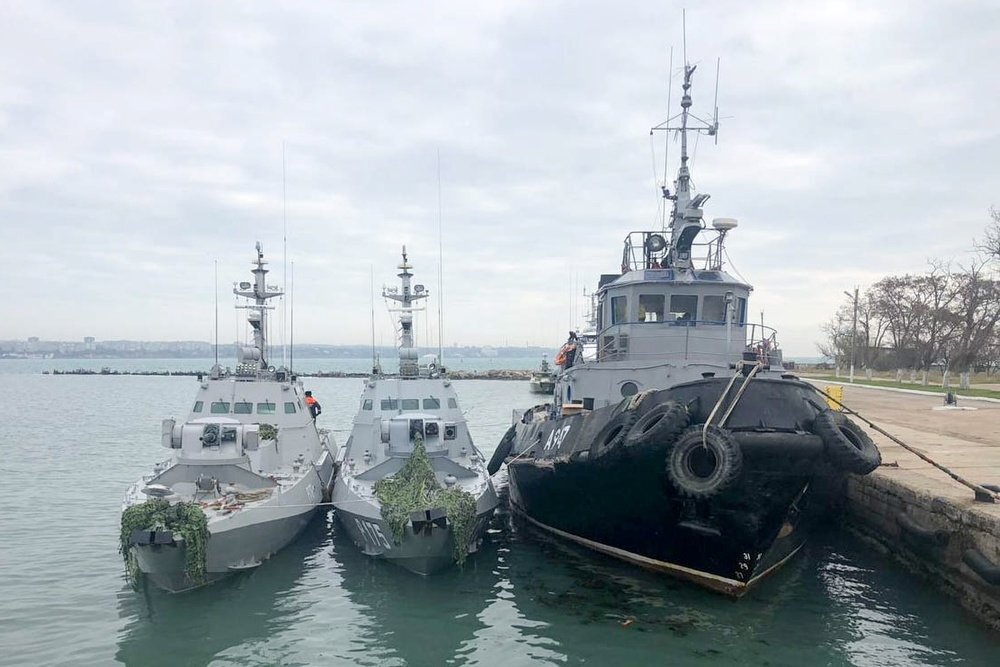 В воскресенье вечером два артиллерийских катера ВМС Украины "Бердянск" и "Никополь", рейдовый буксир "Яни Капу" после задержания российскими пограничниками были отбуксированы в порт Керчи. Были задержаны все 23 члена экипажей. Это произошло после того, как в 19.00 три украинских судна попытались снова выдвинуться в сторону Крымского моста. Российские пограничные корабли были вынуждены применить для их остановки стрелковое оружие. По данным ЦОС ФСБ, три украинских моряка получили легкие ранения - им оказана медицинская помощь. У ФСБ имеются все доказательства проведения Киевом провокации силами Военно-морских сил Украины.  "Президенту было доложено еще с момента появления украинских кораблей в нейтральных водах у Крыма", - заявил на брифинге пресс-секретарь президента РФ Дмитрий Песков. И с тех пор доклады идут постоянно. "Речь идет о серьезной провокации, поэтому президент получает всю информации о происходящем ", - сказал он. 

