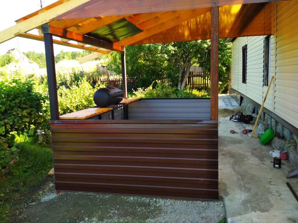 Дальше приварил еще профиль 40х20 по низу и прикрутил профлист.