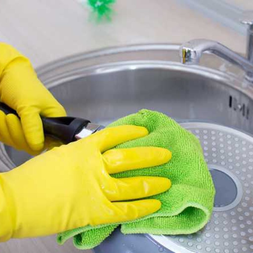 Una padella è un attributo indispensabile della cucina e, a causa dell'uso frequente, su di essa appare un grande strato di grasso, che non può essere lavato via con una normale spugna.-3
