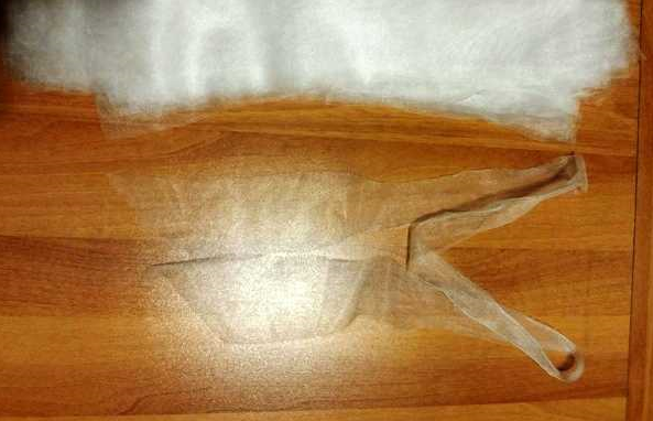 Заготовленные полоски для юбки и лента для пояса на переднем плане.