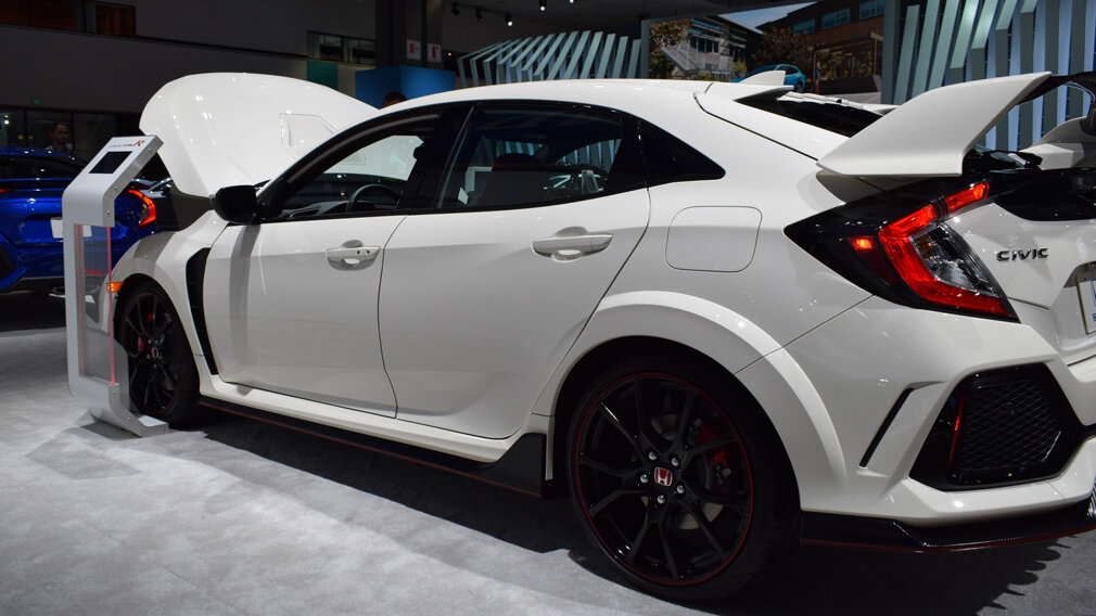Автошоу в Лос-Анджелесе, стенд компании Honda Motor Co., Ltd и обновленный Civic Type R.