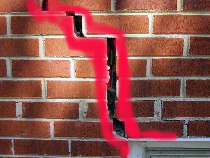 Трещина в стене над окном.