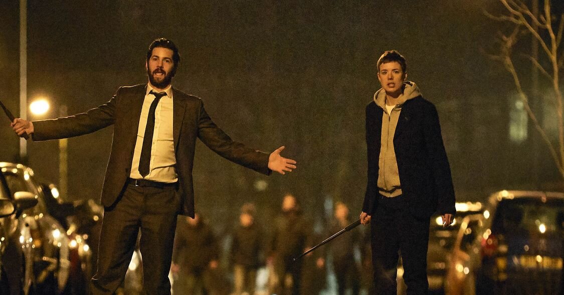 По сюжету два лондонских детектива Чарли Хикс и Элейн Ренко вовсю стараются поддерживать порядок в городе и расследовать все больше преступлений, вызванных новостями о приближающемся апокалипсисе. Им придется столкнуться с самыми безумными и дикими преступлениями и учиться доверять друг другу, что нелегко — ведь у обоих есть свои скелеты в шкафу. 