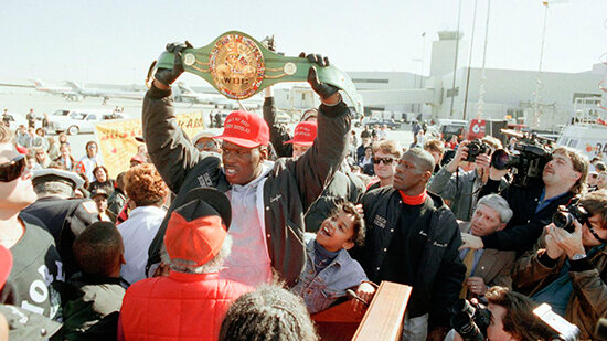 После победы над Тайсоном Дагласа встречают в аэропорту.