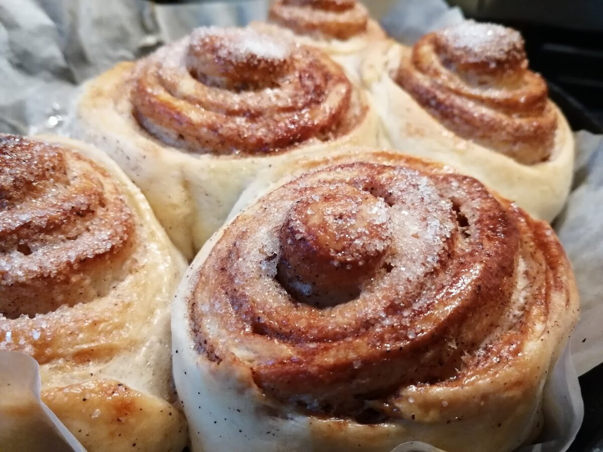 Рецепт вкусных булочек в духовке на молоке. Булочки с корицей из дрожжевого теста. Булочки с корицей из дрожжевого теста в духовке. Дрожжевые булочки с корицей. Булочки с корицей формирование.