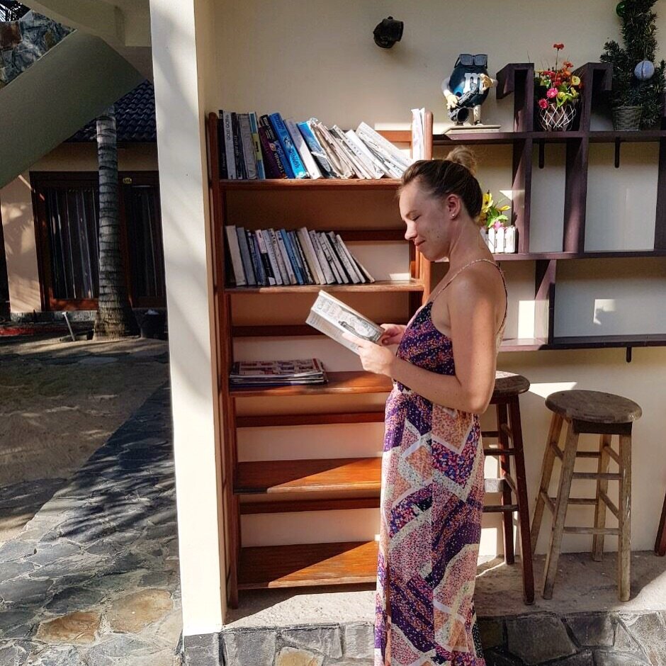 Вьтенам, Муй-Не, декабрь 2018, книжная полка в нашем отеле