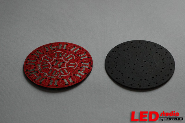 
После того, как наши модули высохли необходимо напаять компоненты. Для начала напаиваем светодиоды, для начала проверив их полярность и установив их в отверстия, согласно надписям сзади платы.  Светодиоды напаиваются с окрашенной стороны.
Двенадцать светодиодов по краю должны быть белыми, остальные восемь красными. Важно. Не перепутайте.
После этого переворачиваете плату, подложив чистый листик под светодиоды и напаиваете резисторы и диоды.
После этого подключаете соединительные провода  и проверяете работу. Должно выглядеть так.
