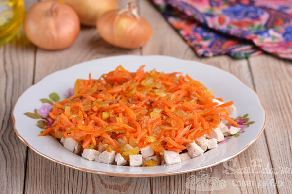 Салат с куриной печенью, солеными огурцами и морковью