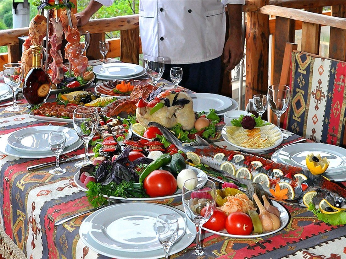 Стол армян. Армянский праздничный стол. Столы и блюда армянской кухни. Праздничное застолье. Стол накрытый для гостей.