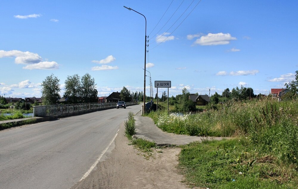 Старый автодорожный мост, который ведет через село Шуя.