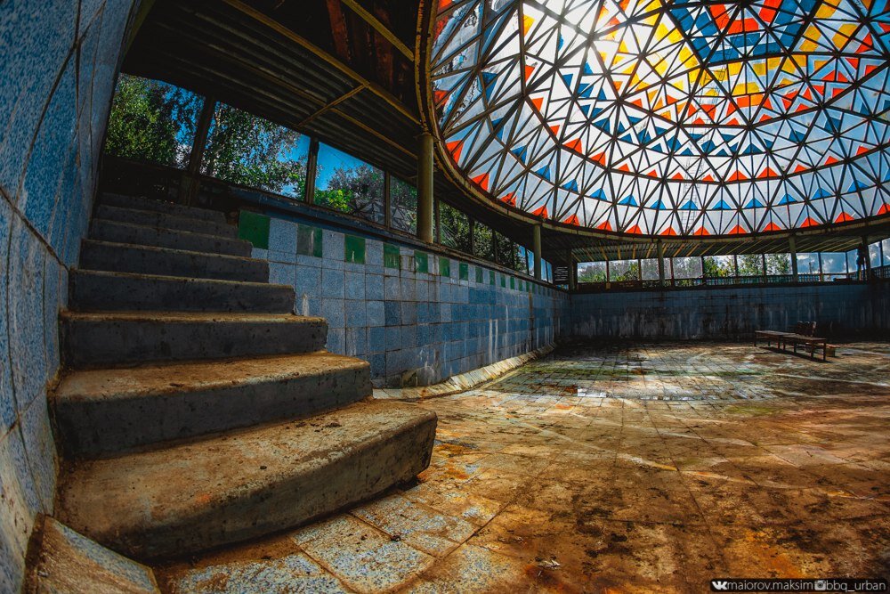 партенит заброшенная оранжерея. заброшенный бассейн с водой. заброшенный бассейн купол узловая. олимпийский бассейн в кисловодске заброшенный бассейн. заброшенный бассейн кушва.