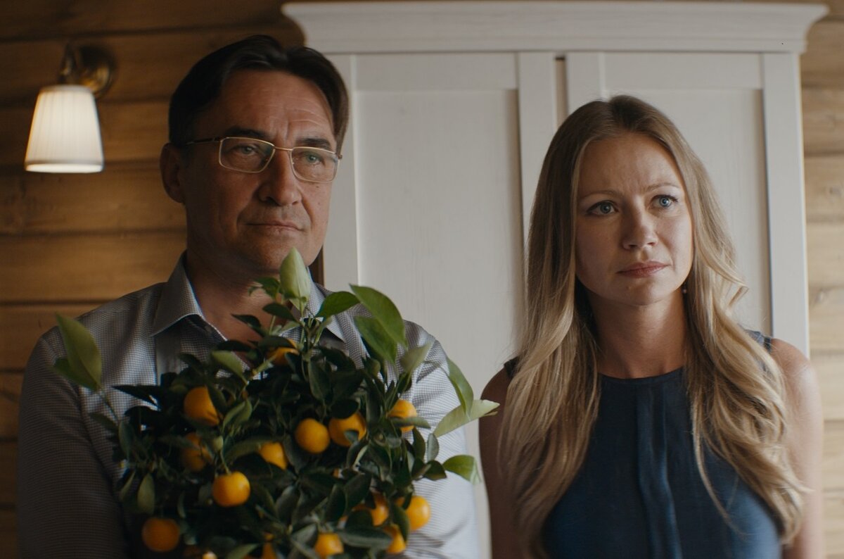 Опережая мысли всех, кто не всегда положительно относится к российскому кино, скажем, что права на адаптацию картины выкуплены в 40 странах, поэтому высказывания в духе «русские ничего своего придумать не могут» более, чем неуместны.  Кроме того, римейком занимался знаменитый «Квартет И» — а эти ребята могут придумать такое, что порадует и затронет отечественных зрителей даже больше оригинальных «Незнакомцев»!  